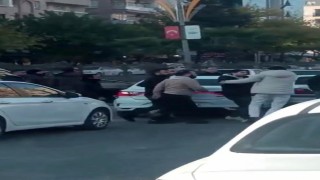 Trafikteki kavgayı polisler ayırdı