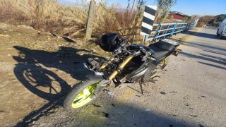 Traktör ile çarpışan motosiklet sürücüsünü kaskı kurtardı