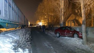 Trenin çarptığı otomobilin sürücüsü yara almadan kurtuldu