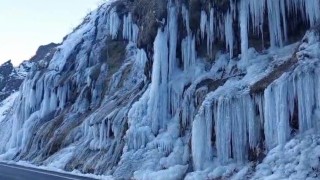 Tuncelide Ağlayan Kayalar dondu