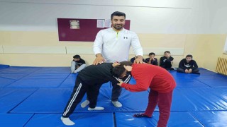 Tuncelide çocuklar ata sporu güreş ile sosyalleşiyor