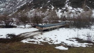 Tuncelide şeker yüklü tır şarampole yuvarlandı