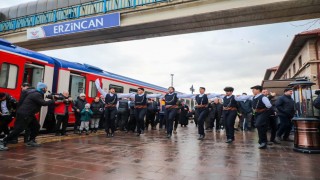 Turistik Doğu Ekspresine Erzincanda sıcak karşılama