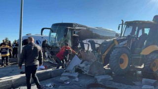 Turistleri taşıyan otobüs ile iş makinesi çarpıştı: 1i ağır 6 yaralı