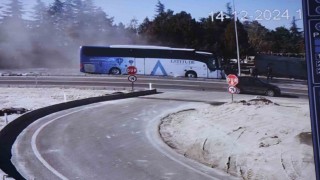 Turistleri taşıyan otobüs, iş makinesine böyle çarptı