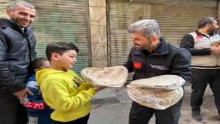 Türk yardım gönüllüleri Halepte ekmek ve yemek dağıttı