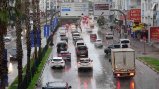 Turuncu kodla uyarılan Antalya güne yağışla başladı