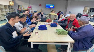 Üniversite öğrencilerinden huzurevine ziyaret