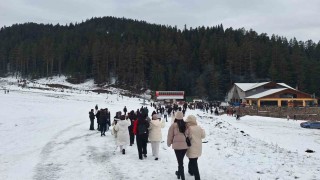 Üniversite öğrenileri Ilgaz Dağında karın tadını çıkardı