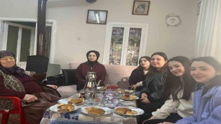 Üniversiteli gençler yaşlı çınarlar ve kardeşlerini unutmadı