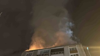 Uşakta apartmanın çatısında çıkan yangın söndürüldü