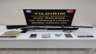 Uyuşturucu madde ticareti yapmaktan aranan cezaevi firarisi arkadaşlarıyla 3 polisi yaraladı