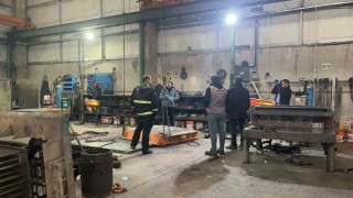 Üzerine 1 tonluk kalıp düşen işçi ağır yaralandı