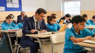 Vali Aygöl, öğrencilerle önce kitap okudu sonra voleybol oynadı