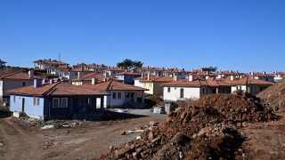 Vali Yılmaz, Akçakoyunlu Köyü'ndeki Deprem Köy Konutlarını İnceledi