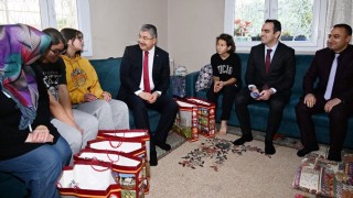 Vali Yılmaz, Bir Aileyi Evlerinde Ziyaret Etti