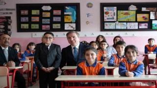 Validen kendisini okula davet eden miniğe jest!