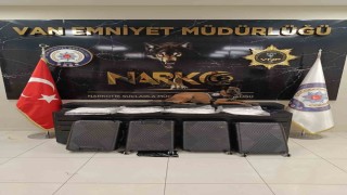 Valizin gizli bölmesindeki uyuşturucuyla uçağa binmek isteyen 2 kişi yakalandı