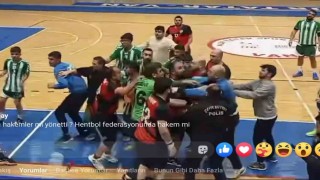 Van Erek Beşyıldız ile Bafraspor hentbol maçı boks maçına dönüştü