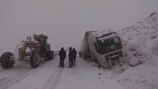 Vanda kar yağışı trafik kazalarına neden oldu, yol saatlerce ulaşıma kapandı