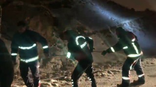 Vanda karda mahsur kalan 3 araç kurtarıldı