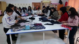 Vanda moda tasarım öğrencileri ihtiyaç sahibi olanlar için dikiyorlar