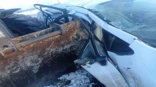 Vanda otomobil ile iş makinesi çarpıştı: 5 yaralı