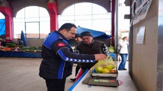 Vatandaş aldığı ürünün kilosunu kontrol ediyor