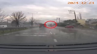 Yağışlı havada tırın dorsesi kaydı