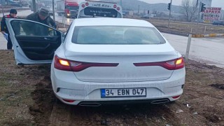 Yağmur nedeniyle kayganlaşan yolda otomobil refüje çıktı: 1 yaralı