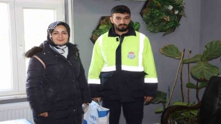 Yalovada temizlik görevlisi bulduğu cüzdanı sahibine teslim etti
