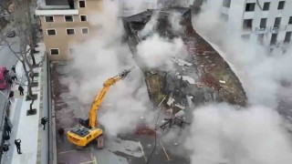 Yalovada valilik binasının yıkımı devam ediyor