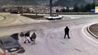 Yanan otomobilde sıkışan sürücüyü vatandaşlar kurtardı