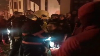 Yangında mahsur kalan kediyi itfaiye ekipleri kurtardı