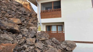 Yangından sonra şimdi de başları heyelan ile dertte