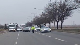 Yaralı köpeğe müdahale için trafik çift yönlü durduruldu
