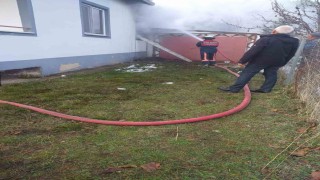 Yatak odasında çıkan yangınla az kalsın evi yanıyordu