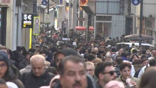 Yeni yıla saatler kala İstiklal Caddesinde insan seli
