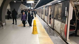 Yenibosnada metro istasyonunun tavanından sular aktı