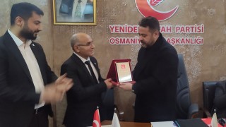 Yeniden Refah’lı Tümay’a İl Başkanından Plaket
