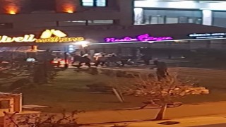 Yerdeki adamı aralarına alıp tekmelediler