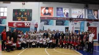 Yıldız kızlar voleybolda Hürriyet Ortaokulu birinci oldu