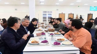 Yıllar önce öğrenci olarak geldiği yemekhaneye şimdi rektör olarak geldi