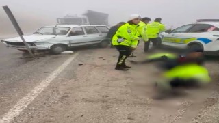 Yoğun siste otomobil polis aracına çarptı: 3 polis yaralı