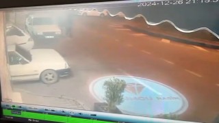 Yola dikkatsiz çıkan otomobil motosiklete çarptı