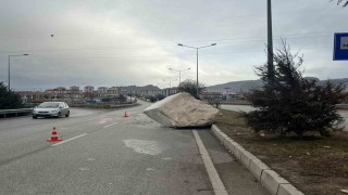 Yola düşen tonlarca ağırlığındaki mermer blok sürücülere zor anlar yaşattı