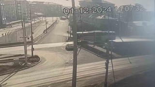 Yolcu otobüsü kırmızı ışıkta bekleyen iki araca çarptı: 1 yaralı