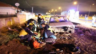 Yoldan çıkan Tofaş otomobil refüje girerek hurdaya döndü: 2 yaralı
