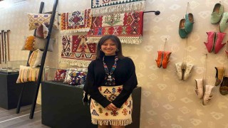Yöresinin kilimlerini geleneksel motif ve modern tasarım ile buluşturuyor