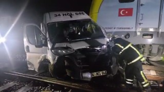 Yük treni ile servis minibüsü çarpıştı: 4 yaralı